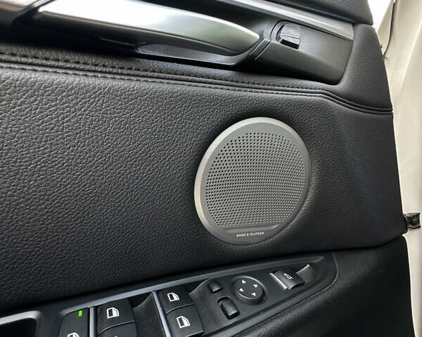 Белый БМВ Х5, объемом двигателя 3 л и пробегом 263 тыс. км за 35900 $, фото 35 на Automoto.ua