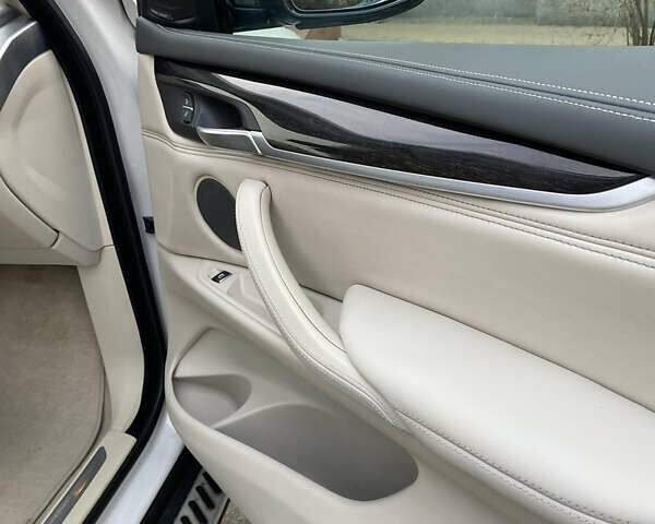 Білий БМВ Х5, об'ємом двигуна 2.99 л та пробігом 188 тис. км за 34800 $, фото 20 на Automoto.ua