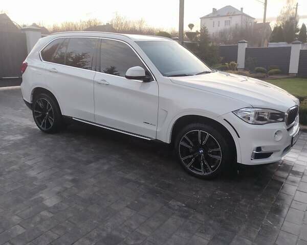 Белый БМВ Х5, объемом двигателя 3 л и пробегом 238 тыс. км за 28300 $, фото 1 на Automoto.ua