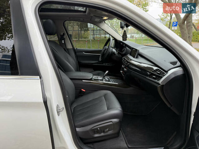 Белый БМВ Х5, объемом двигателя 3 л и пробегом 287 тыс. км за 23999 $, фото 50 на Automoto.ua