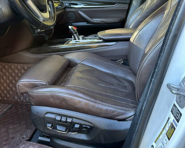 Белый БМВ Х5, объемом двигателя 3 л и пробегом 269 тыс. км за 21500 $, фото 6 на Automoto.ua