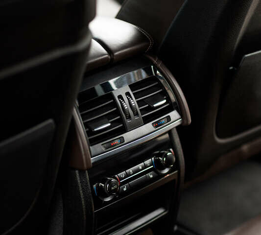 Белый БМВ Х5, объемом двигателя 4.39 л и пробегом 150 тыс. км за 26400 $, фото 13 на Automoto.ua