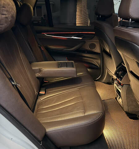 Белый БМВ Х5, объемом двигателя 3 л и пробегом 225 тыс. км за 28999 $, фото 30 на Automoto.ua