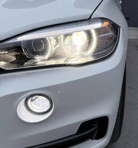 Белый БМВ Х5, объемом двигателя 3 л и пробегом 225 тыс. км за 28999 $, фото 7 на Automoto.ua