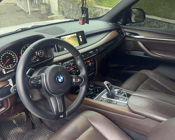 Белый БМВ Х5, объемом двигателя 3 л и пробегом 200 тыс. км за 25000 $, фото 4 на Automoto.ua