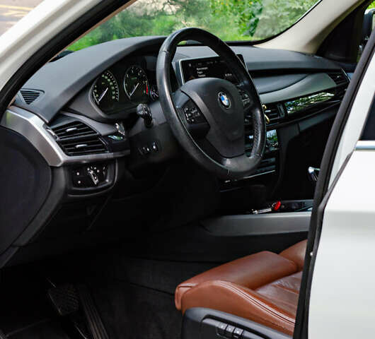 Белый БМВ Х5, объемом двигателя 2 л и пробегом 267 тыс. км за 23500 $, фото 11 на Automoto.ua