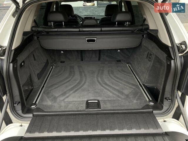 Белый БМВ Х5, объемом двигателя 3 л и пробегом 229 тыс. км за 24500 $, фото 6 на Automoto.ua