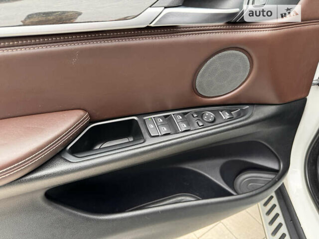Білий БМВ Х5, об'ємом двигуна 2.99 л та пробігом 185 тис. км за 35000 $, фото 19 на Automoto.ua
