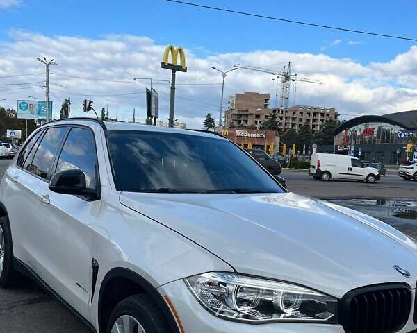 Белый БМВ Х5, объемом двигателя 3 л и пробегом 271 тыс. км за 29500 $, фото 1 на Automoto.ua