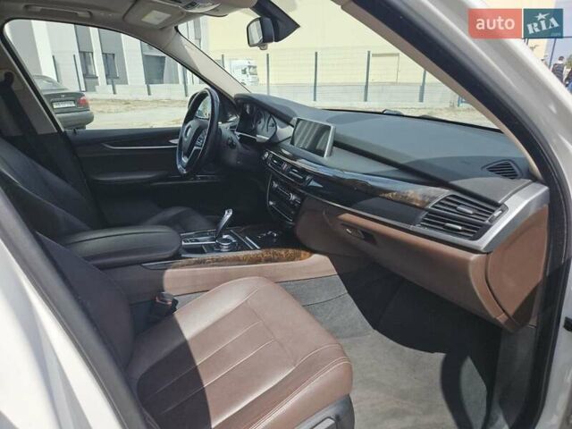Білий БМВ Х5, об'ємом двигуна 2.98 л та пробігом 159 тис. км за 22400 $, фото 16 на Automoto.ua