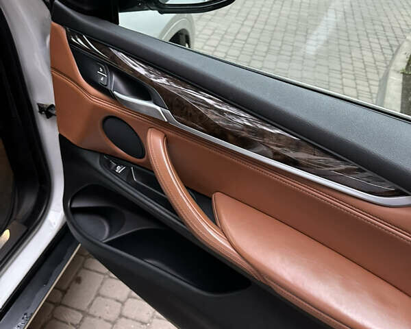 Білий БМВ Х5, об'ємом двигуна 2.99 л та пробігом 125 тис. км за 41500 $, фото 10 на Automoto.ua
