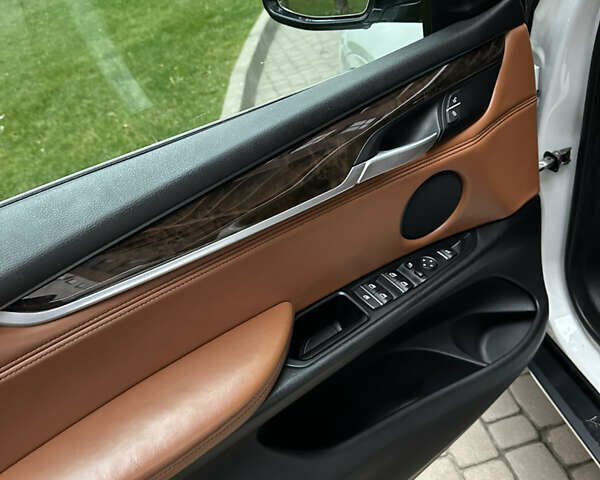 Білий БМВ Х5, об'ємом двигуна 2.99 л та пробігом 125 тис. км за 41500 $, фото 12 на Automoto.ua