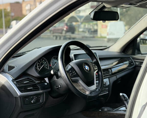 Білий БМВ Х5, об'ємом двигуна 2 л та пробігом 230 тис. км за 18500 $, фото 25 на Automoto.ua