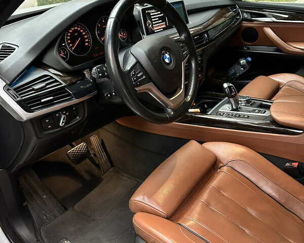 Білий БМВ Х5, об'ємом двигуна 2.99 л та пробігом 125 тис. км за 41500 $, фото 13 на Automoto.ua