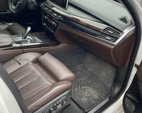 Білий БМВ Х5, об'ємом двигуна 2.99 л та пробігом 238 тис. км за 31000 $, фото 13 на Automoto.ua