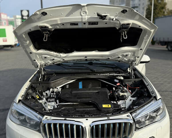 Білий БМВ Х5, об'ємом двигуна 2 л та пробігом 230 тис. км за 18500 $, фото 19 на Automoto.ua