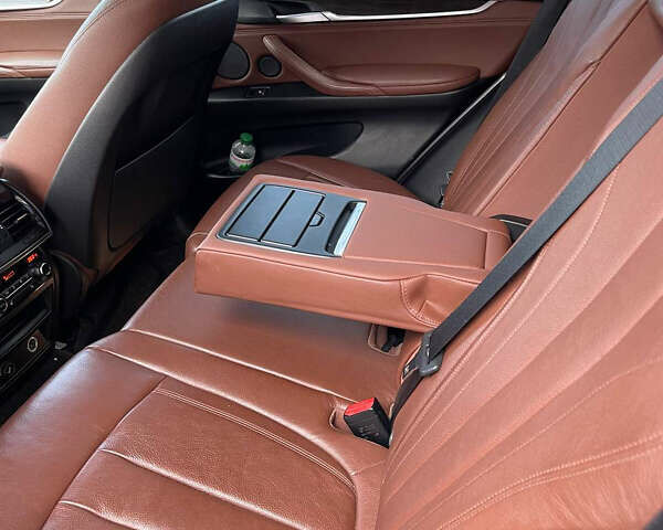 Білий БМВ Х5, об'ємом двигуна 2.98 л та пробігом 160 тис. км за 25000 $, фото 12 на Automoto.ua