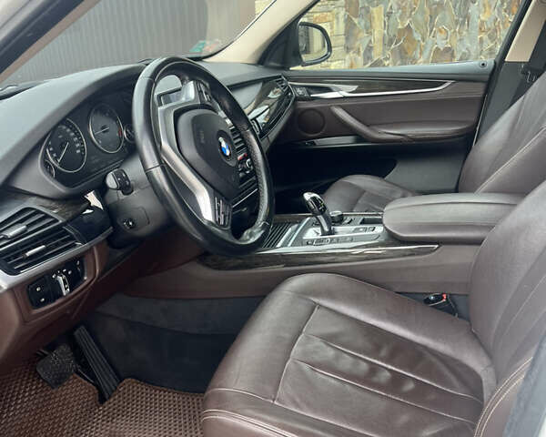 Белый БМВ Х5, объемом двигателя 2 л и пробегом 220 тыс. км за 28500 $, фото 6 на Automoto.ua