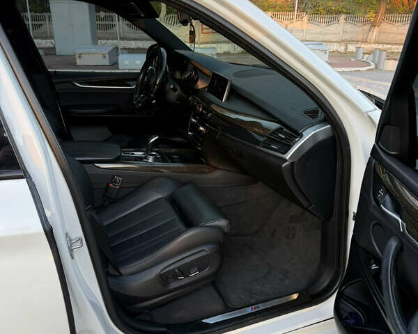 Белый БМВ Х5, объемом двигателя 2.98 л и пробегом 205 тыс. км за 27000 $, фото 4 на Automoto.ua