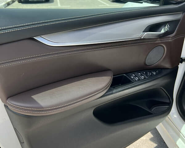 Белый БМВ Х5, объемом двигателя 2.99 л и пробегом 176 тыс. км за 42000 $, фото 16 на Automoto.ua