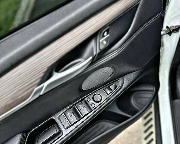 Білий БМВ Х5, об'ємом двигуна 2.99 л та пробігом 260 тис. км за 31500 $, фото 5 на Automoto.ua