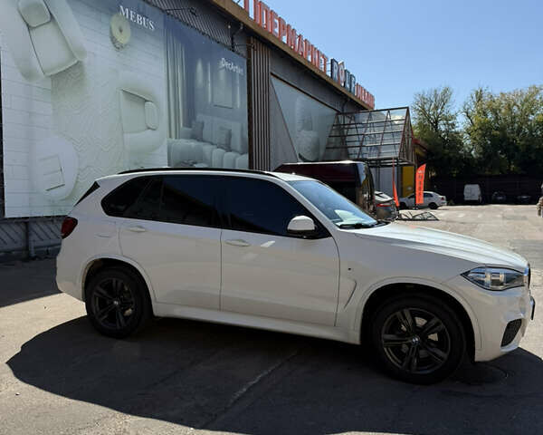 Белый БМВ Х5, объемом двигателя 2 л и пробегом 183 тыс. км за 33700 $, фото 3 на Automoto.ua