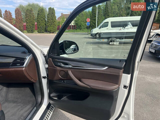 Білий БМВ Х5, об'ємом двигуна 2.98 л та пробігом 105 тис. км за 25000 $, фото 13 на Automoto.ua
