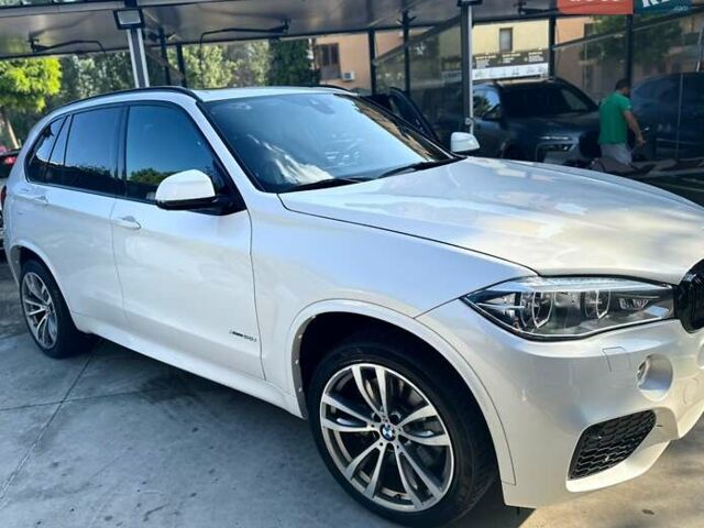 Белый БМВ Х5, объемом двигателя 4.39 л и пробегом 120 тыс. км за 33500 $, фото 1 на Automoto.ua