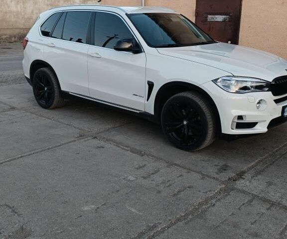 Білий БМВ Х5, об'ємом двигуна 3 л та пробігом 260 тис. км за 32500 $, фото 2 на Automoto.ua
