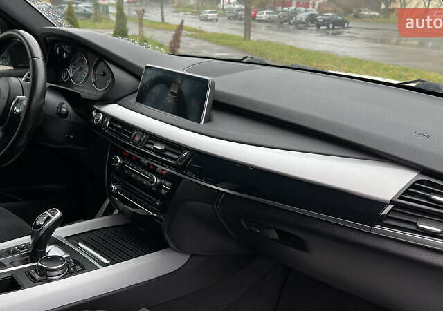 Білий БМВ Х5, об'ємом двигуна 2 л та пробігом 166 тис. км за 28000 $, фото 41 на Automoto.ua