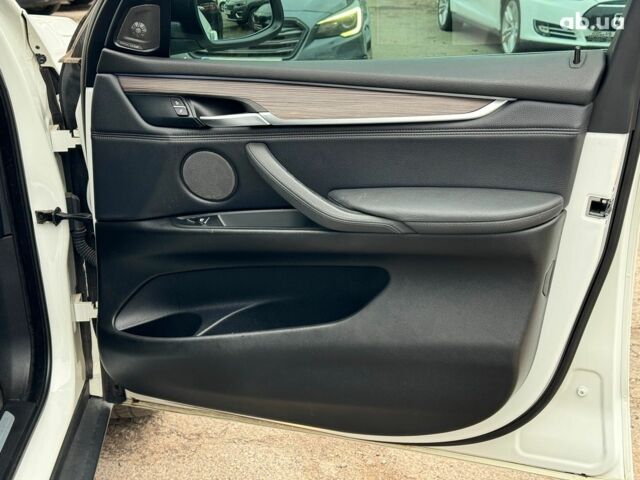 Білий БМВ Х5, об'ємом двигуна 2 л та пробігом 95 тис. км за 29990 $, фото 25 на Automoto.ua