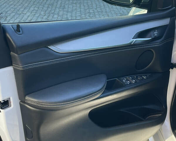 Білий БМВ Х5, об'ємом двигуна 2 л та пробігом 168 тис. км за 28000 $, фото 12 на Automoto.ua