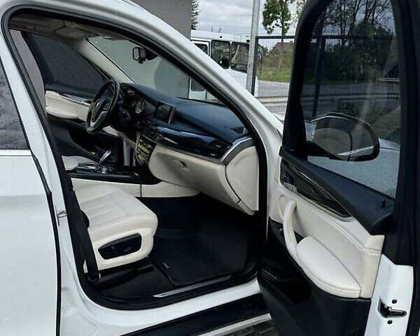 Белый БМВ Х5, объемом двигателя 2.98 л и пробегом 141 тыс. км за 21600 $, фото 6 на Automoto.ua