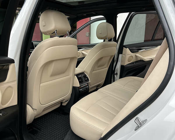 Белый БМВ Х5, объемом двигателя 2 л и пробегом 82 тыс. км за 33900 $, фото 38 на Automoto.ua