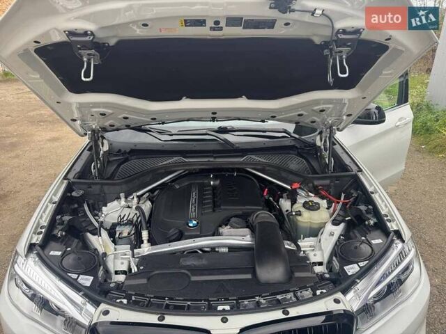 Белый БМВ Х5, объемом двигателя 3 л и пробегом 222 тыс. км за 22200 $, фото 12 на Automoto.ua