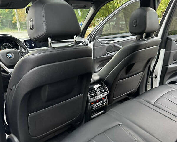 Белый БМВ Х5, объемом двигателя 2.98 л и пробегом 142 тыс. км за 25000 $, фото 16 на Automoto.ua