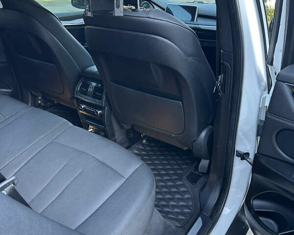 Белый БМВ Х5, объемом двигателя 2 л и пробегом 100 тыс. км за 32000 $, фото 11 на Automoto.ua