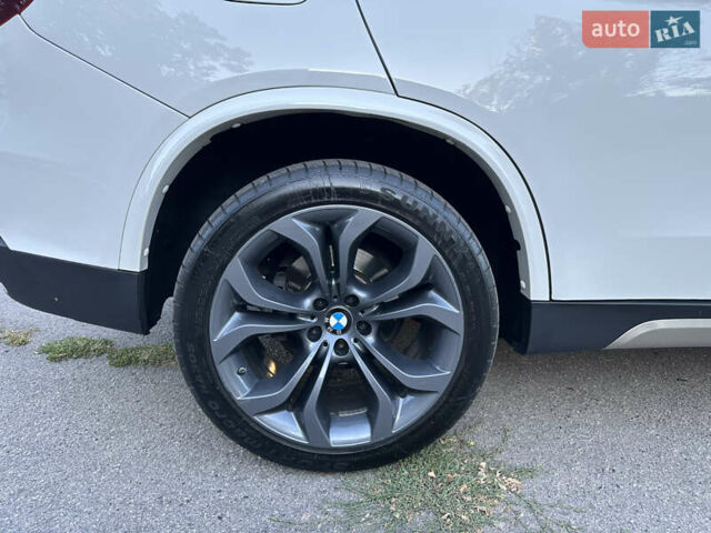 Белый БМВ Х5, объемом двигателя 2 л и пробегом 100 тыс. км за 32000 $, фото 2 на Automoto.ua