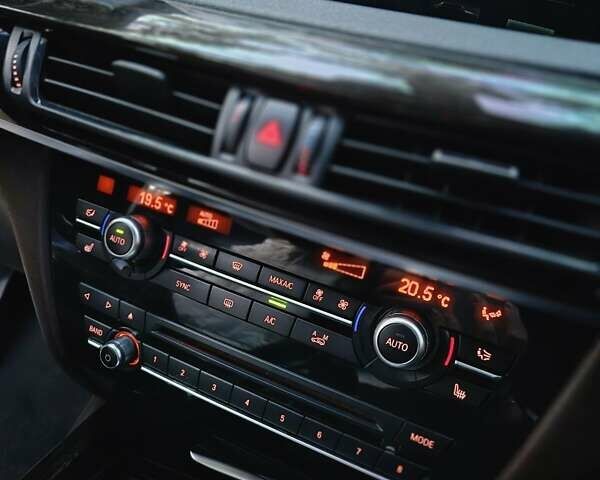 Белый БМВ Х5, объемом двигателя 3 л и пробегом 205 тыс. км за 25000 $, фото 25 на Automoto.ua