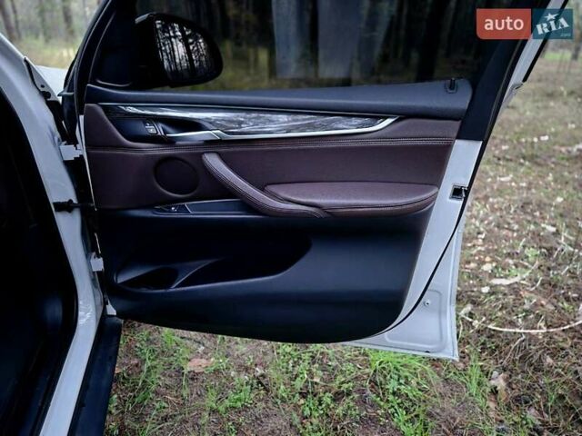 Белый БМВ Х5, объемом двигателя 3 л и пробегом 205 тыс. км за 25000 $, фото 58 на Automoto.ua