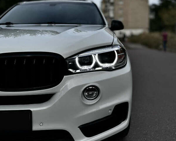 Белый БМВ Х5, объемом двигателя 2.98 л и пробегом 142 тыс. км за 25000 $, фото 3 на Automoto.ua