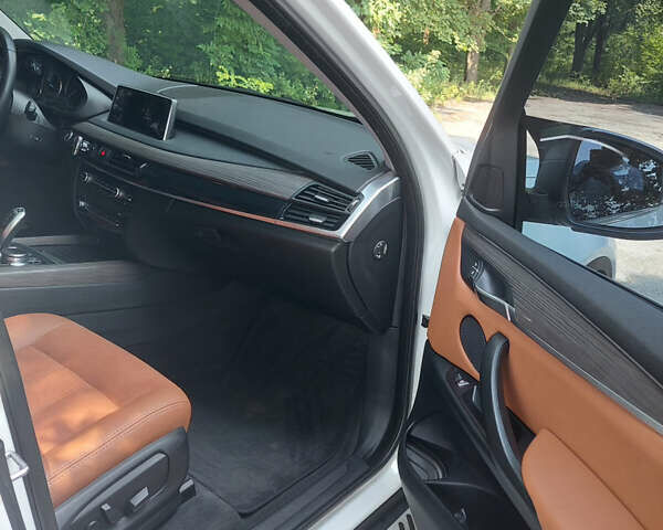 Белый БМВ Х5, объемом двигателя 2 л и пробегом 125 тыс. км за 30000 $, фото 2 на Automoto.ua