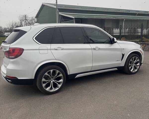 Белый БМВ Х5, объемом двигателя 3 л и пробегом 137 тыс. км за 30000 $, фото 1 на Automoto.ua