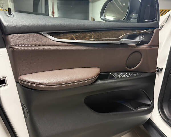 Белый БМВ Х5, объемом двигателя 2 л и пробегом 212 тыс. км за 27000 $, фото 22 на Automoto.ua