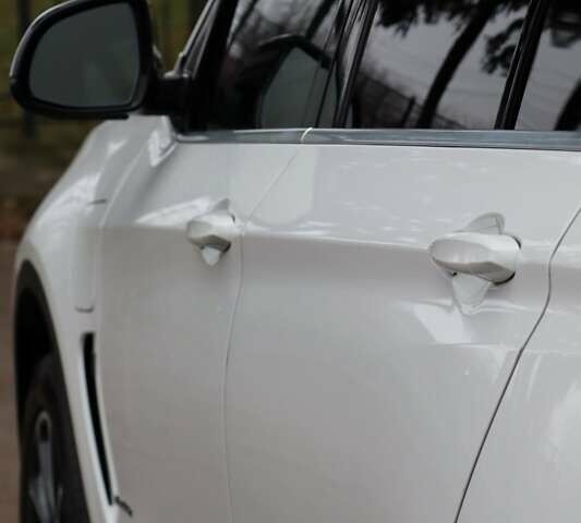 Белый БМВ Х5, объемом двигателя 2 л и пробегом 217 тыс. км за 27500 $, фото 4 на Automoto.ua