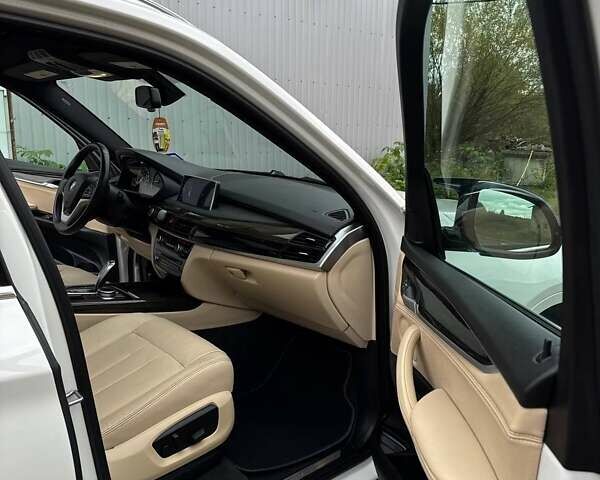 Белый БМВ Х5, объемом двигателя 3 л и пробегом 222 тыс. км за 22200 $, фото 11 на Automoto.ua