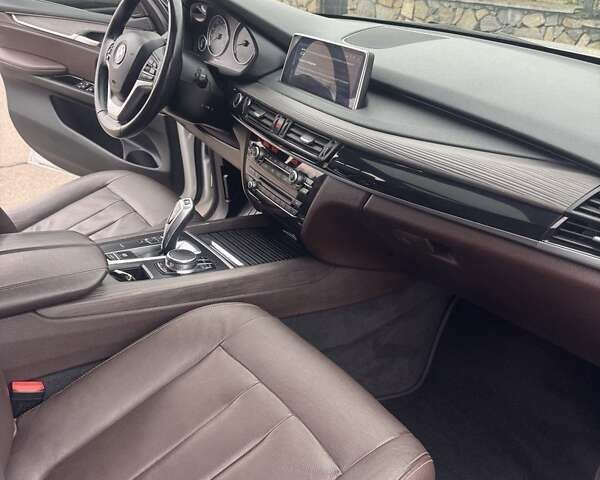 Белый БМВ Х5, объемом двигателя 3 л и пробегом 137 тыс. км за 30000 $, фото 5 на Automoto.ua