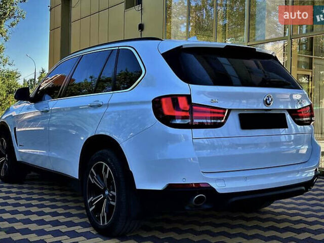 Белый БМВ Х5, объемом двигателя 2 л и пробегом 120 тыс. км за 24999 $, фото 4 на Automoto.ua