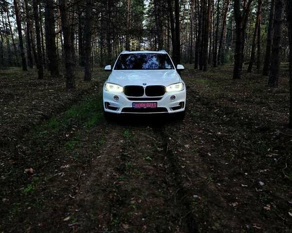 Белый БМВ Х5, объемом двигателя 3 л и пробегом 205 тыс. км за 25000 $, фото 14 на Automoto.ua
