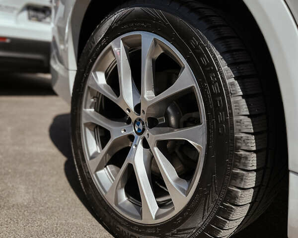 Белый БМВ Х5, объемом двигателя 3 л и пробегом 80 тыс. км за 45900 $, фото 5 на Automoto.ua